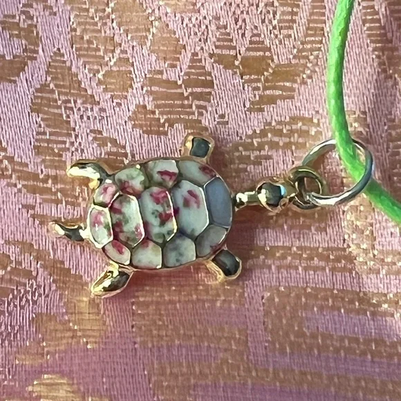 Cloisonné tiny tortoise 🐢 necklace - Picture 3 of 9